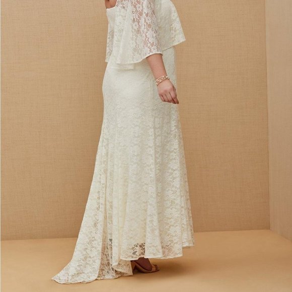 Torrid Ivory Lace Capelet Wedding Dress Size 10 - Picture 3 of 10